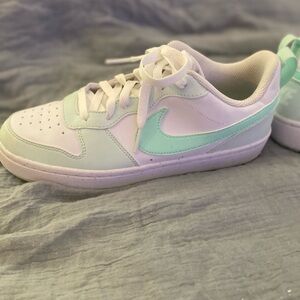 Nike Court Borough Low 2 Women’s Sneakers  White/Mint size 6Y (women’s 7.5)